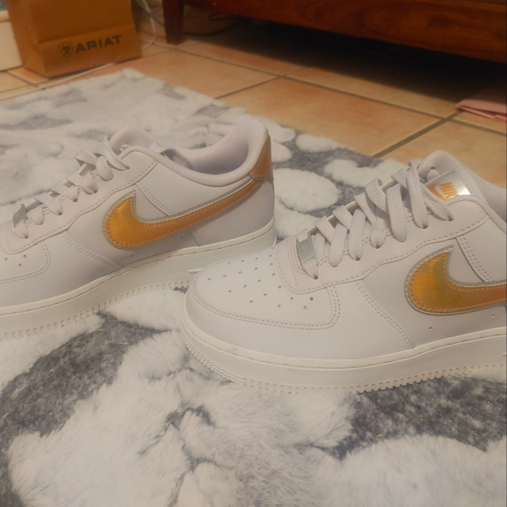 Women 8.5 Nike shoes
